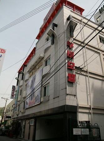 Movie Motel Jinju Extérieur photo