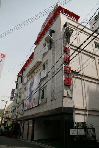 Movie Motel Jinju Extérieur photo