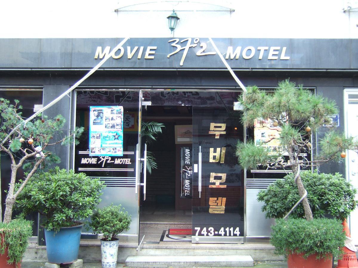 Movie Motel Jinju Extérieur photo